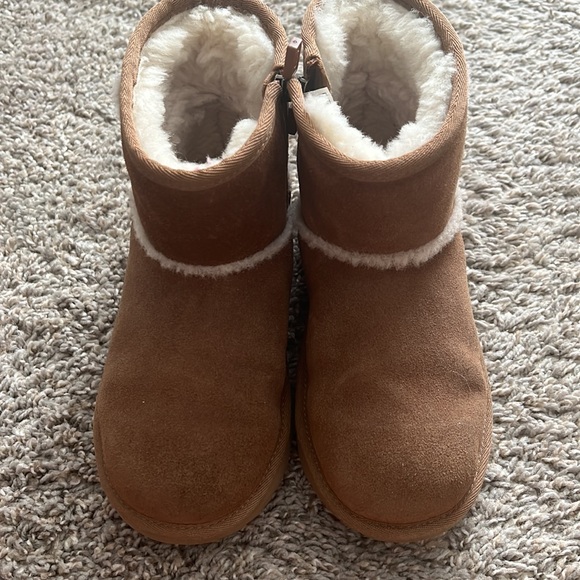 UGGs - Picture 2 of 6
